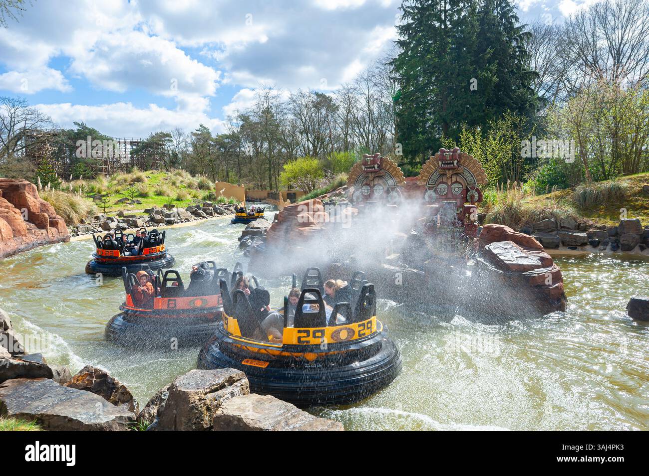 Les gens se mouillent en naviguant en pleine nature dans les rapides de Piraña au parc d'attractions Efteling, aux pays-Bas Banque D'Images
