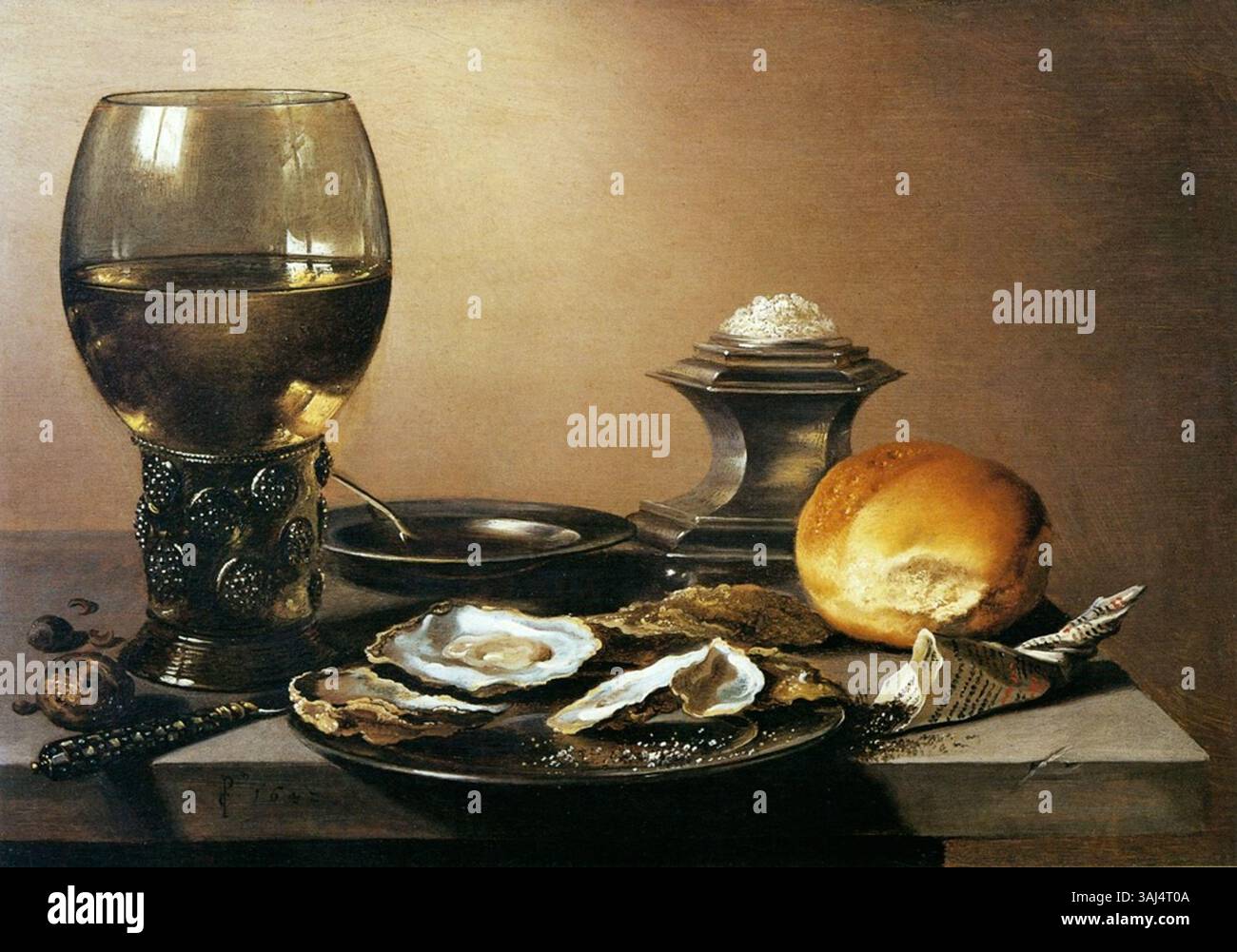 Banketje met roemer, oesters, zoutvat en broodje de Pieter Claesz (1642) est une peinture à l'huile de nature morte représentant un arrangement élégant d'huîtres, d'un verre à vin et de pain, soulignant le réalisme néerlandais du XVIIe siècle dans la nature morte Banque D'Images