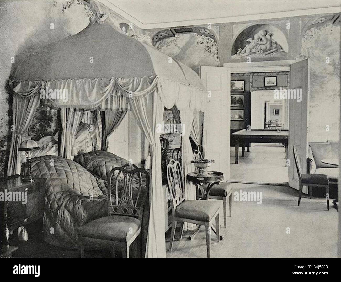 La chambre royale du Schloss Paretz, représentée dans un tableau de 1912-1913, reflète la grandeur et le design luxueux de la pièce, soulignant le style de vie royal de l'époque. Banque D'Images La chambre royale du Schloss Paretz, représentée dans un tableau de 1912-1913, reflète la grandeur et le design luxueux de la pièce, soulignant le style de vie royal de l'époque. Banque D'Images