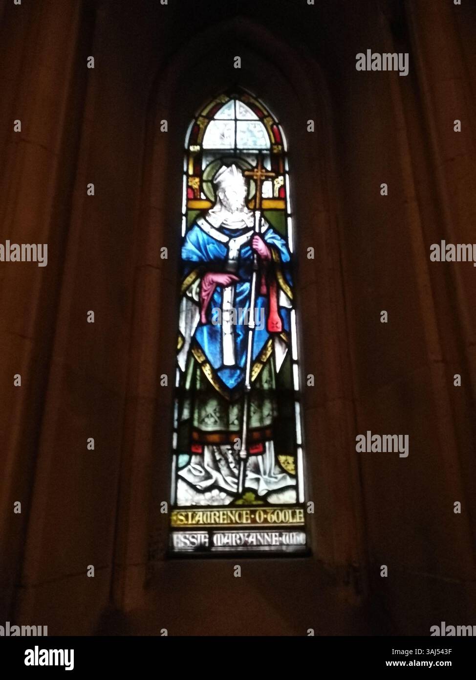 Ce vitrail du Baptistère de la cathédrale de Christchurch représente Saint Laurence O'Toole, le saint patron de Dublin. Il présente des couleurs riches et des dessins complexes qui reflètent son rôle de chef spirituel et son lien avec la ville. Banque D'Images
