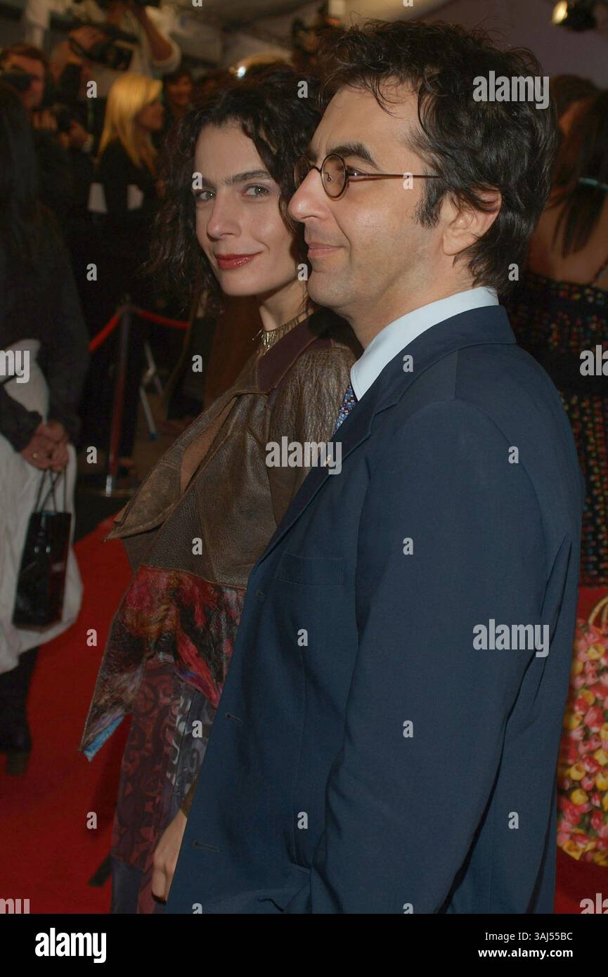 19 février 2005 - Toronto, ON, É.-U. - 11 septembre 2006 - Toronto, Ontario, Canada - Atom Egoyan et son épouse Arsinee Khanjian. Première de 'Away from Her' lors du Festival international du film de Toronto de 2006 au Roy Thomson Hall. Crédit photo : Brent Perniac/AdMedia (crédit image : © Brent Perniac/AdMedia via ZUMA Wire) Banque D'Images