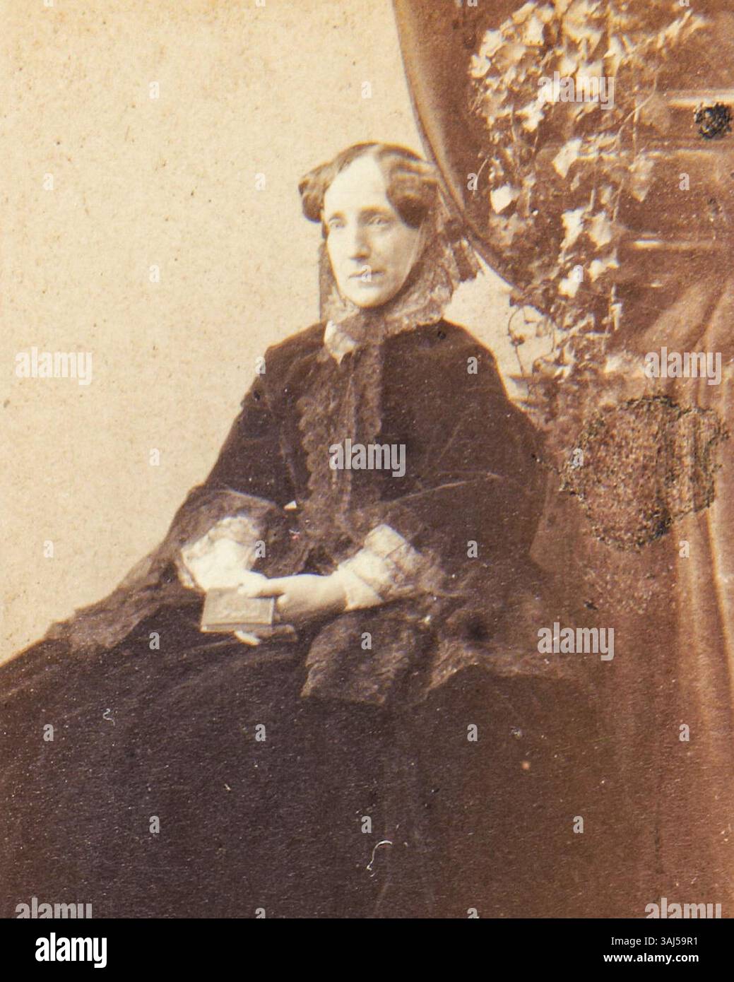 Ce portrait de Sophie de Suède, grande-duchesse de Bade, la représente dans ses dernières années. Elle est née en 1801 et est devenue connue pour son rôle dans l'aristocratie européenne. Cette œuvre capture son apparence tardive de manière réfléchie et digne. Banque D'Images