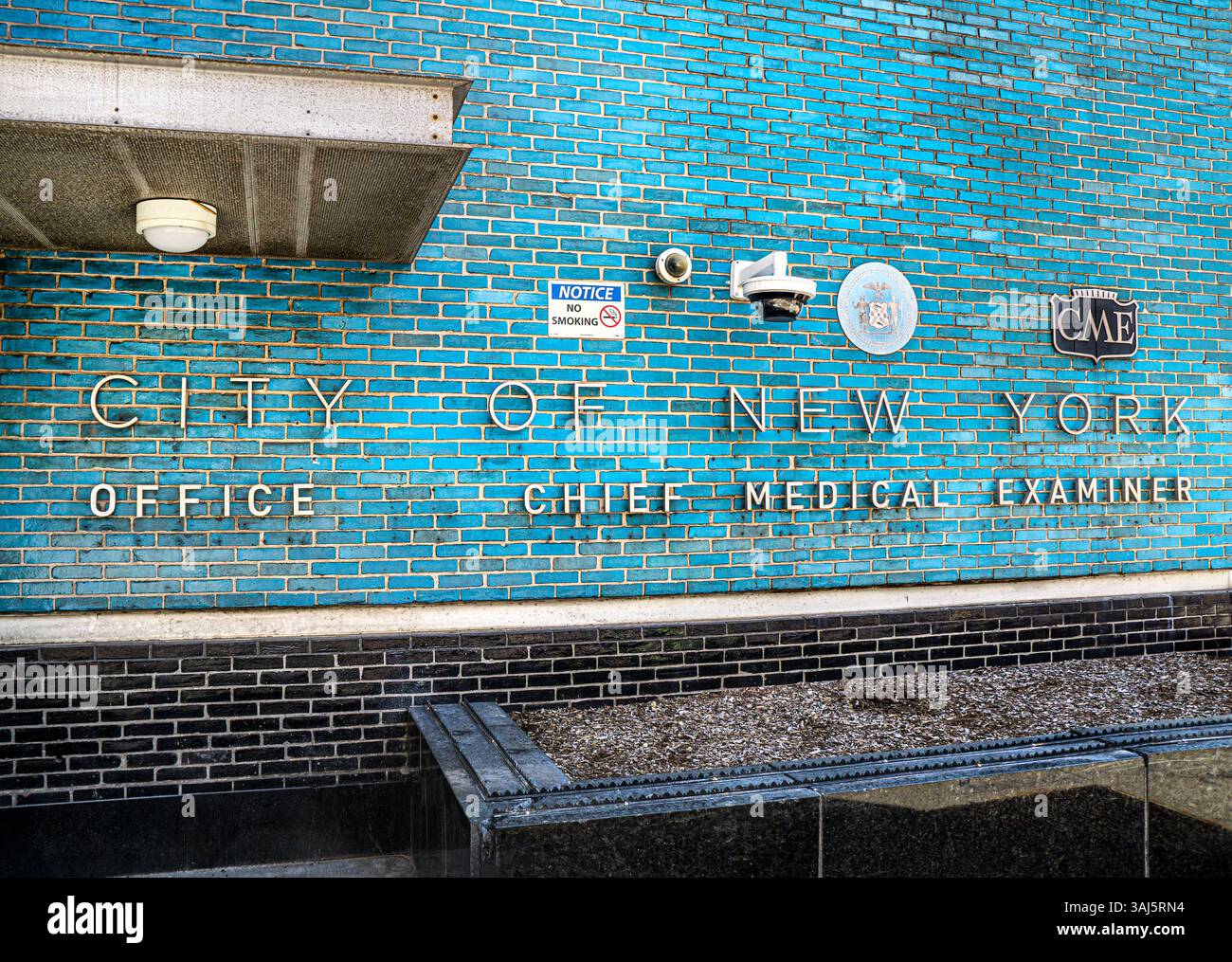 Bureau du médecin légiste en chef de la ville de New York, panneau sur l'extérieur du bâtiment, New York City, New York, États-Unis Banque D'Images