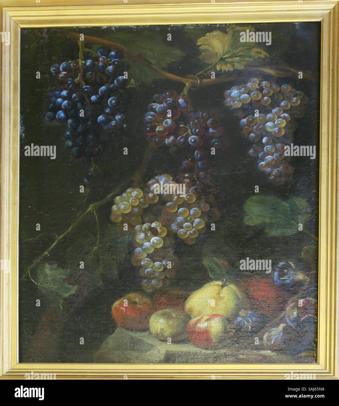 Cette peinture anonyme italienne de nature morte du XVIIe siècle, intitulée *nature morte de fruits* (nature morte de fruits), présente une sélection de divers fruits dans une composition soigneusement arrangée sur toile. Banque D'Images