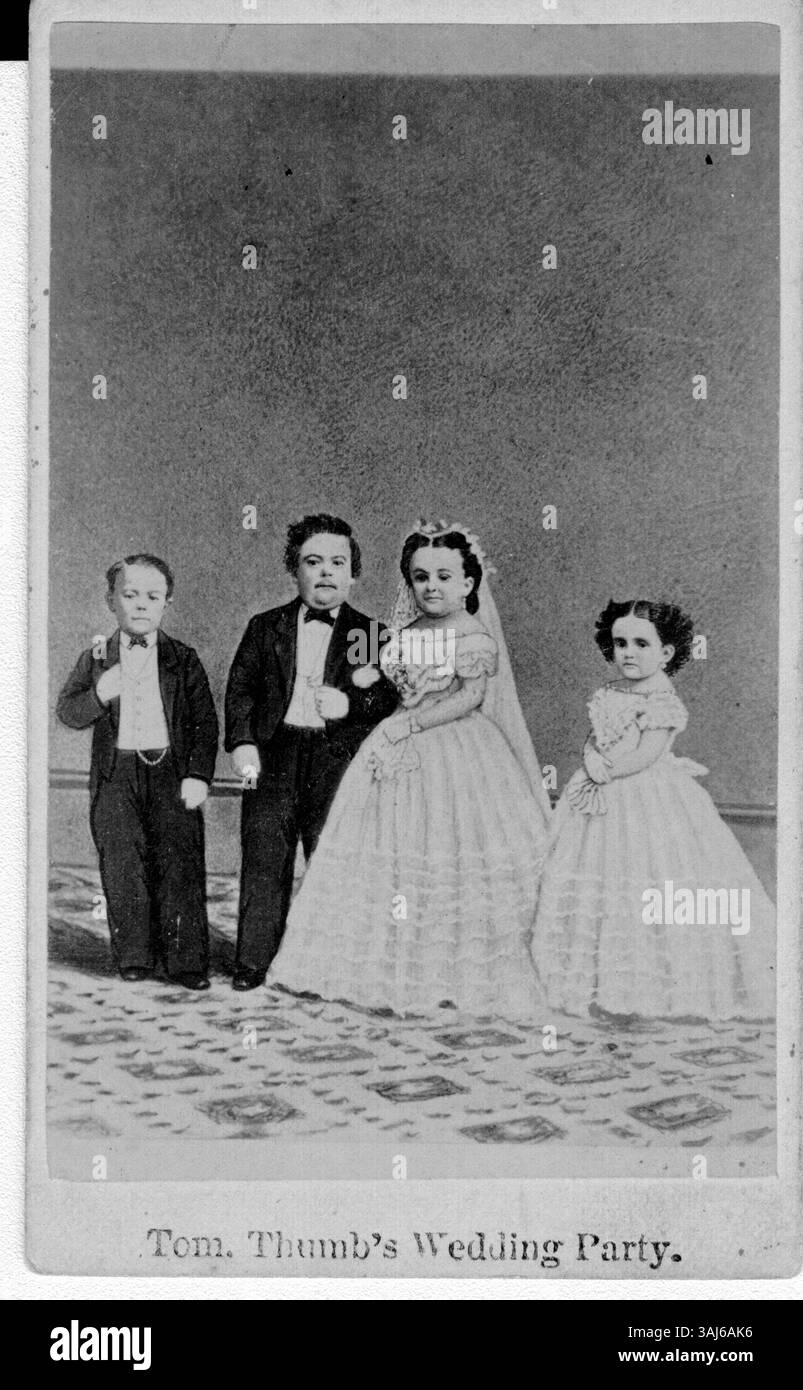 Une photographie de Mr. et Mrs. Tom Thumb, avec leur meilleur homme et demoiselle d'honneur, prise en 1863. Cette image capture le célèbre couple du cirque américain du XIXe siècle. Banque D'Images
