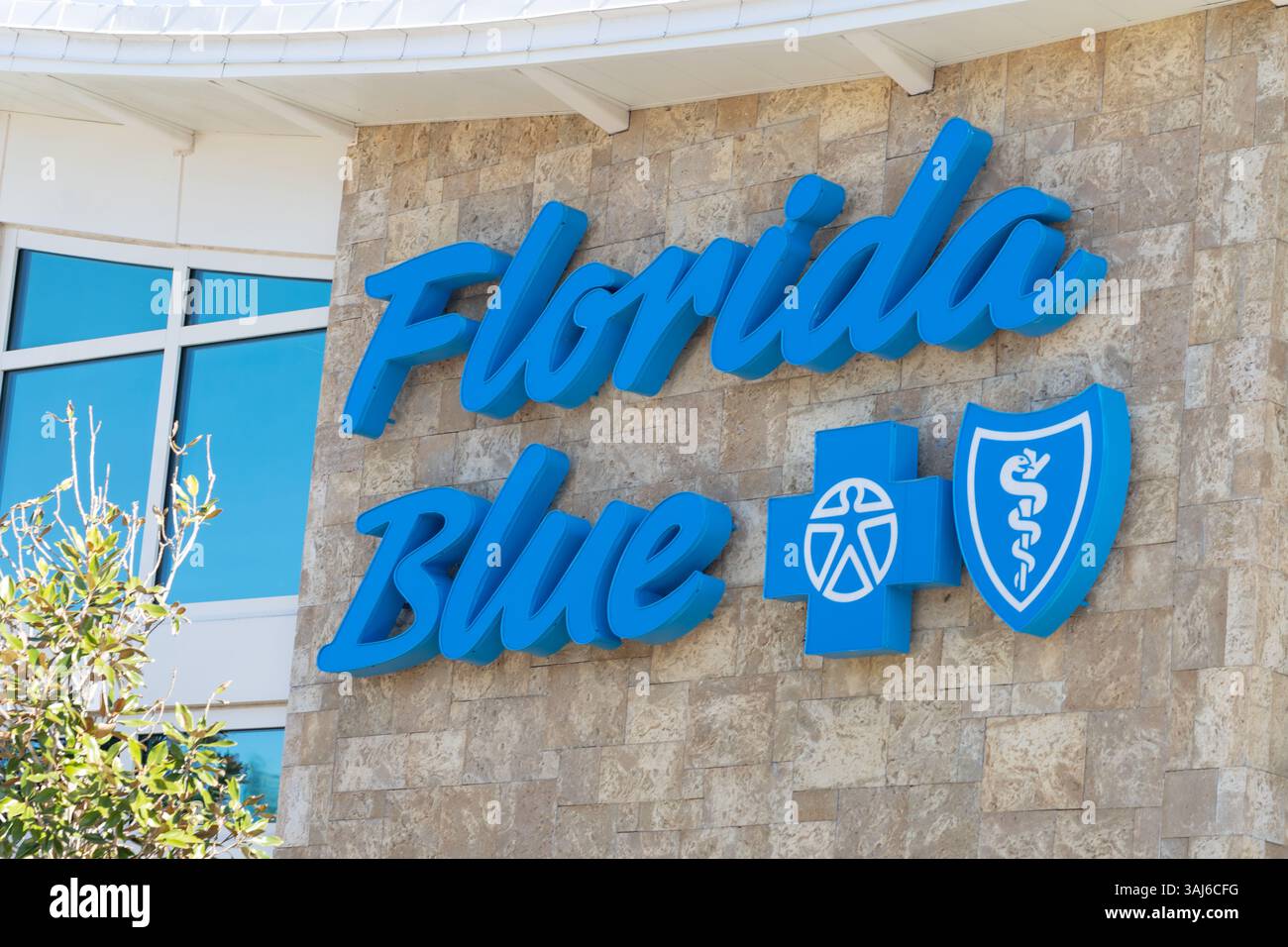 Sarasota, Floride, États-Unis - 11 janvier 2022 : logo bleu Floride sur le bâtiment à Sarasota, Floride, États-Unis. Banque D'Images
