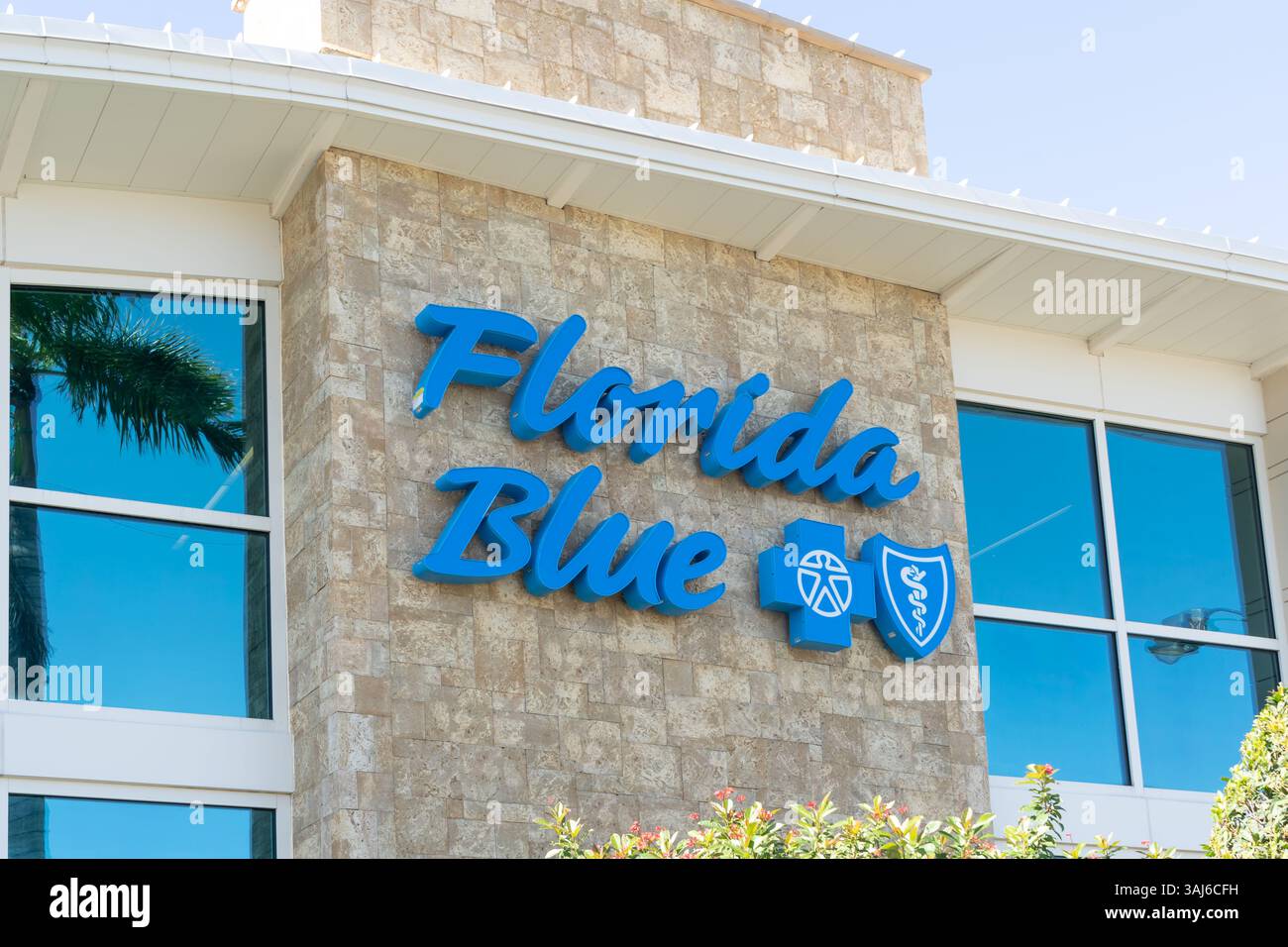 Sarasota, Floride, États-Unis - 11 janvier 2022 : logo bleu Floride sur le bâtiment à Sarasota, Floride, États-Unis. Banque D'Images