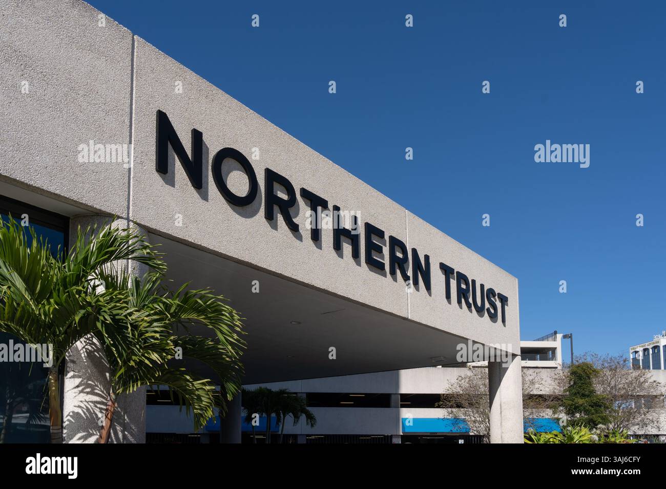 Sarasota, Floride, États-Unis - 11 janvier 2022 : panneau Northern Trust sur le bâtiment à Sarasota, Floride, États-Unis. Banque D'Images