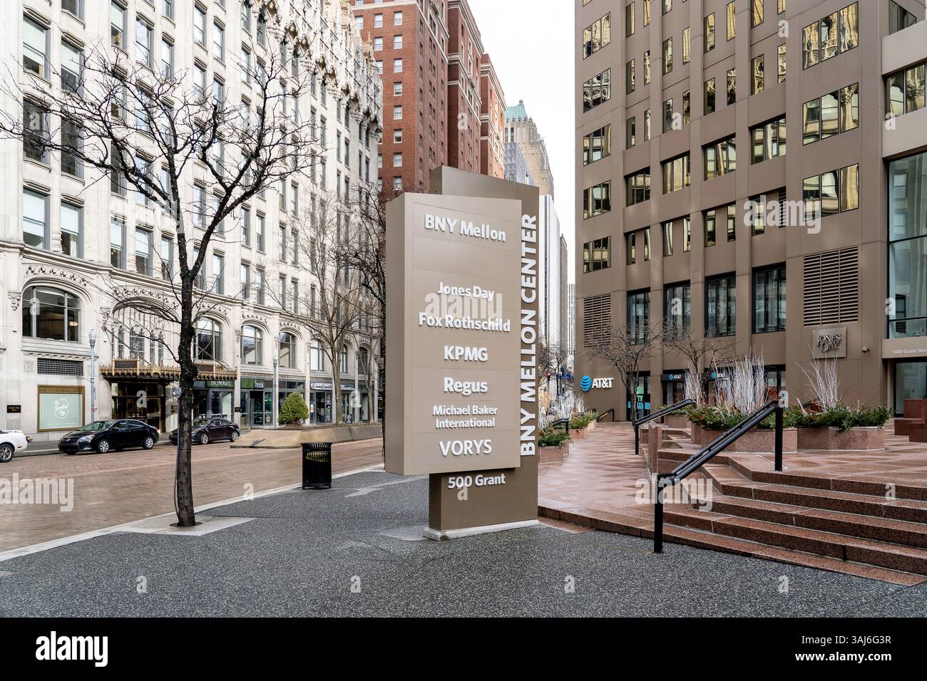 Pittsburgh, Pennsylvanie, États-Unis - 11 janvier 2020 : panneau au sol à l'extérieur du BNY Mellon Center. Banque D'Images