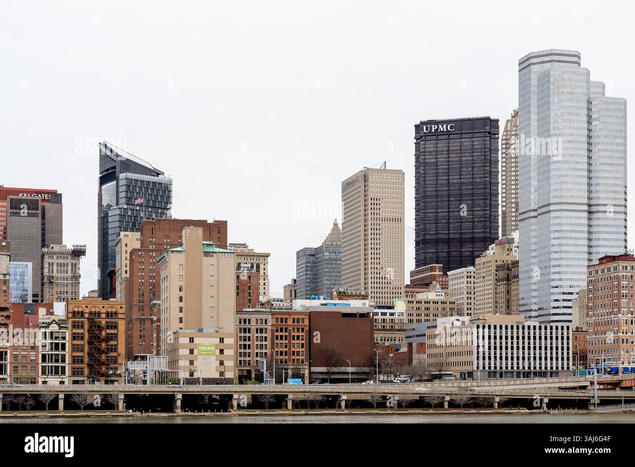 Pittsburgh, Pennsylvanie, États-Unis - 11 janvier 2020 : horizon du centre-ville de Pittsburgh. Banque D'Images