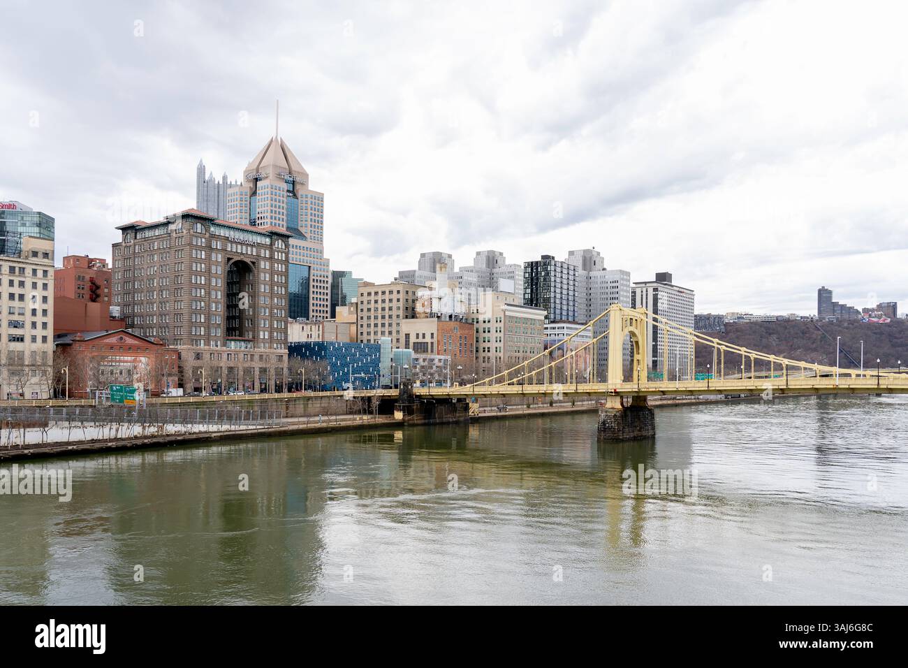 Pittsburgh, Pennsylvanie, États-Unis - 11 janvier 2020 : horizon du centre-ville de Pittsburgh. Banque D'Images