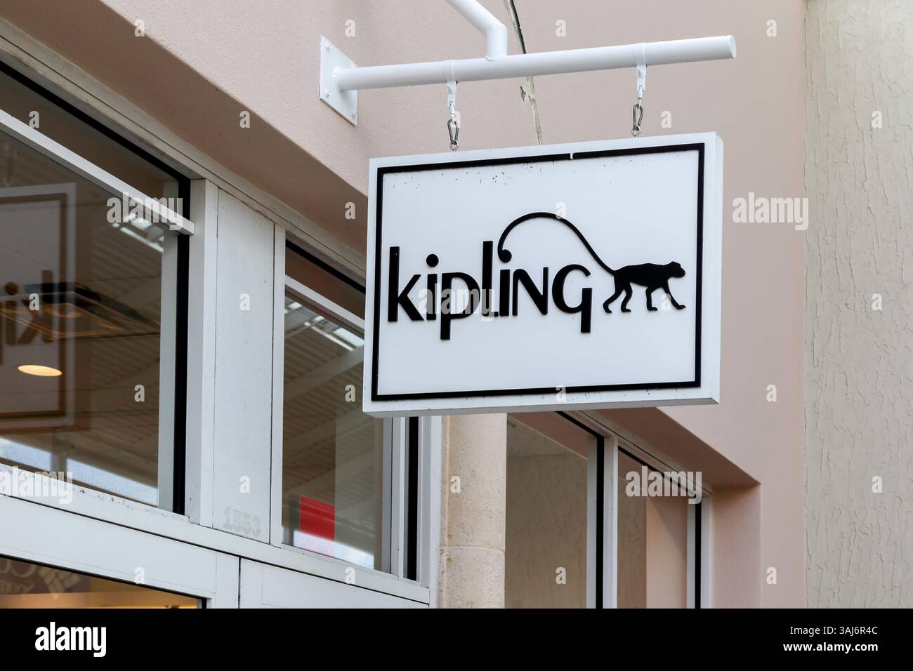 Enseigne suspendue Kipling Aéropostale à Orlando, Floride, États-Unis. Banque D'Images
