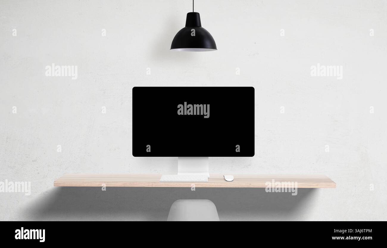 Ordinateur de bureau avec écran vierge sur le bureau propre, lampe suspendue et espace latéral vide, parfait pour les maquettes d'interface utilisateur et le placement de copie marketing Banque D'Images