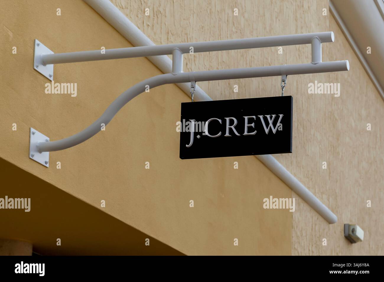 Affiche suspendue J.Crew à l'extérieur du magasin à Orlando, Floride, États-Unis Banque D'Images