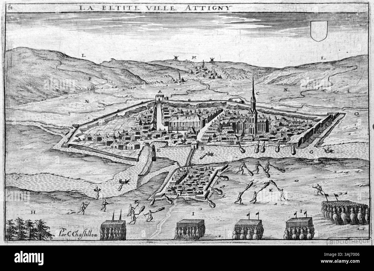 Cette œuvre est une réédition d'une gravure du XVIe siècle de Claude Chastillon (1559-1616), représentant Attigny. Il met en valeur les gravures détaillées et historiques de Chastillon, réalisées avant 1905 en France. Banque D'Images