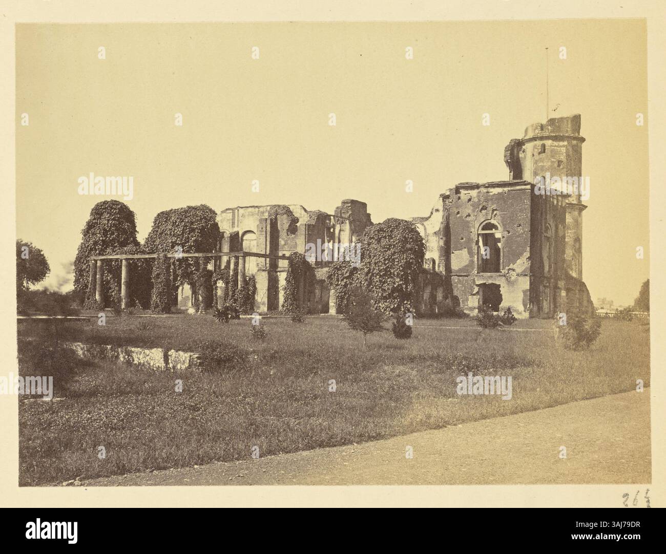 Cette photographie, prise entre 1863 et 1887, montre la maison du résident à Lucknow du côté nord-est. La résidence a été un site pivot pendant la rébellion indienne de 1857 et reste un symbole emblématique de la domination coloniale britannique en Inde. Banque D'Images