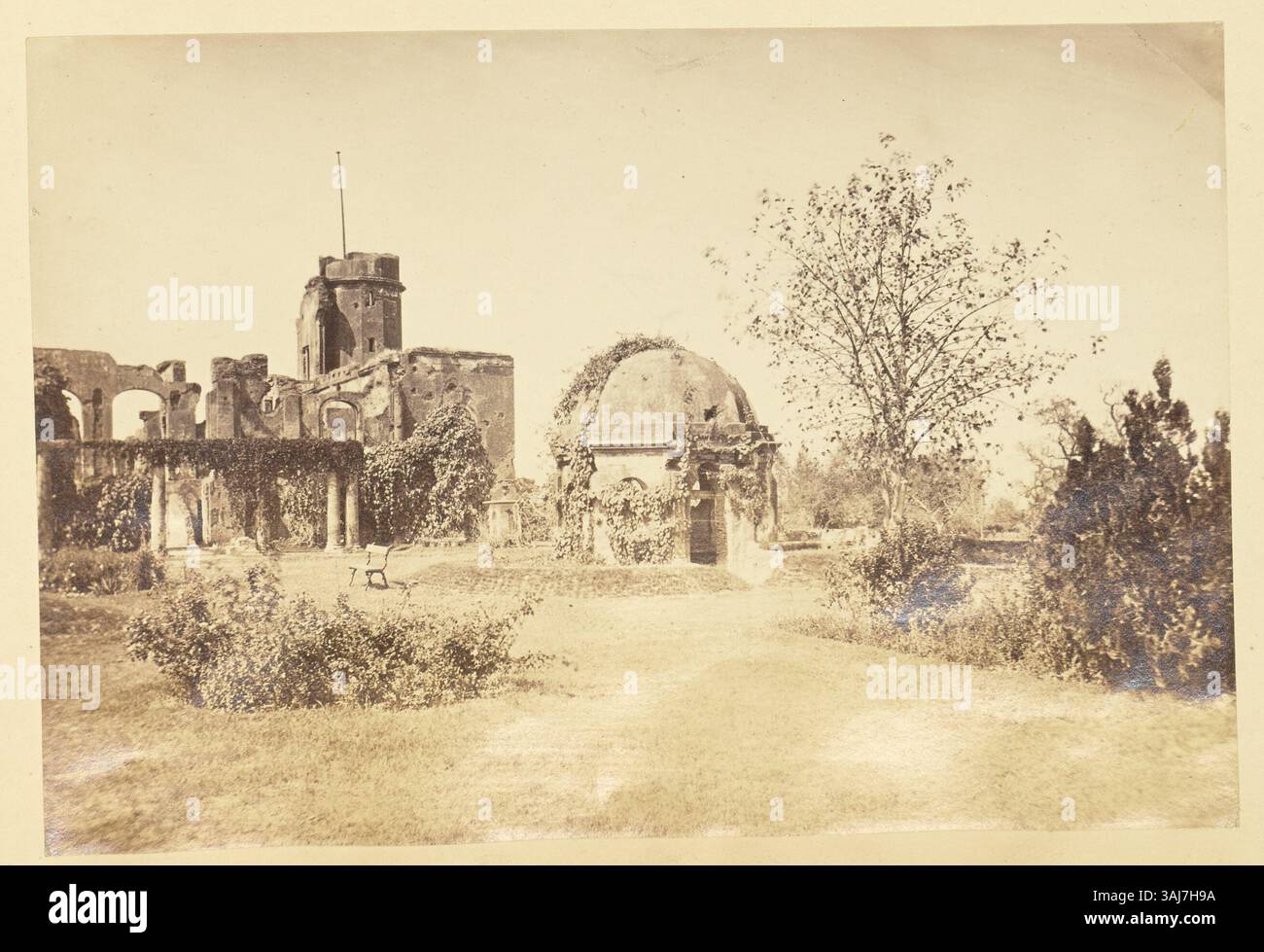 La photographie de la maison du résident de Lucknow, prise entre 1863 et 1887, offre une vue du côté est, avec la salle de banquet visible. La résidence a joué un rôle clé pendant la rébellion indienne de 1857, et cette image reflète son importance historique. Banque D'Images