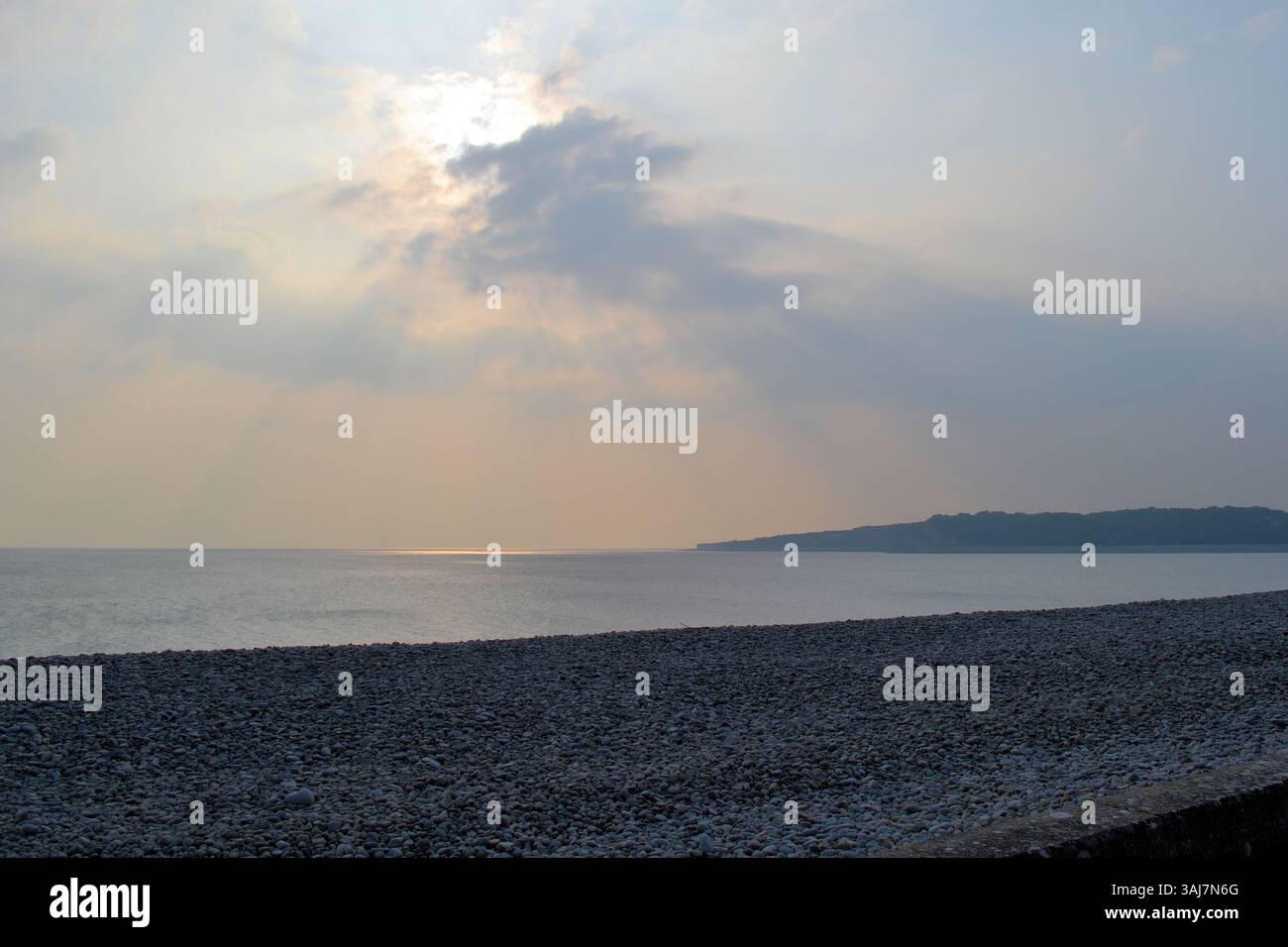 Cold Knap Beach, Barry, South Glamorgan, pays de Galles avec le soleil qui se brise derrière les nuages Banque D'Images