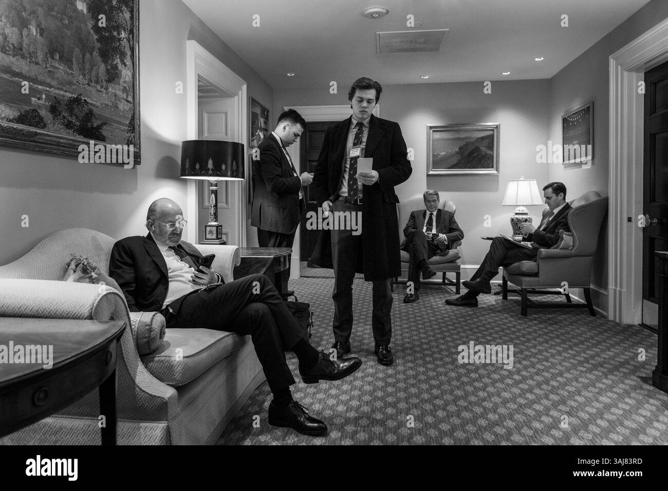 9 avril 2025 - Washington, District of Columbia, États-Unis - le président Trump dans le bureau ovale avec le secrétaire Bessent, Lutnick, et Charles Schwab, fondateur et président de Charles Schwab Corporation, une multinationale de services financiers. Le marché a connu des fluctuations dramatiques depuis que Trump a annoncé des tarifs douaniers réciproques historiques sur les pays étrangers le 2 avril. Le tollé mondial et la panique ont entraîné des soldes massifs en prévision de l'escalade de la guerre commerciale. Mais Trump a ensuite mis une pause de 90 jours sur les tarifs, à l’exception de la Chine, provoquant une énorme augmentation des marchés. (Crédit image : © WHI Banque D'Images