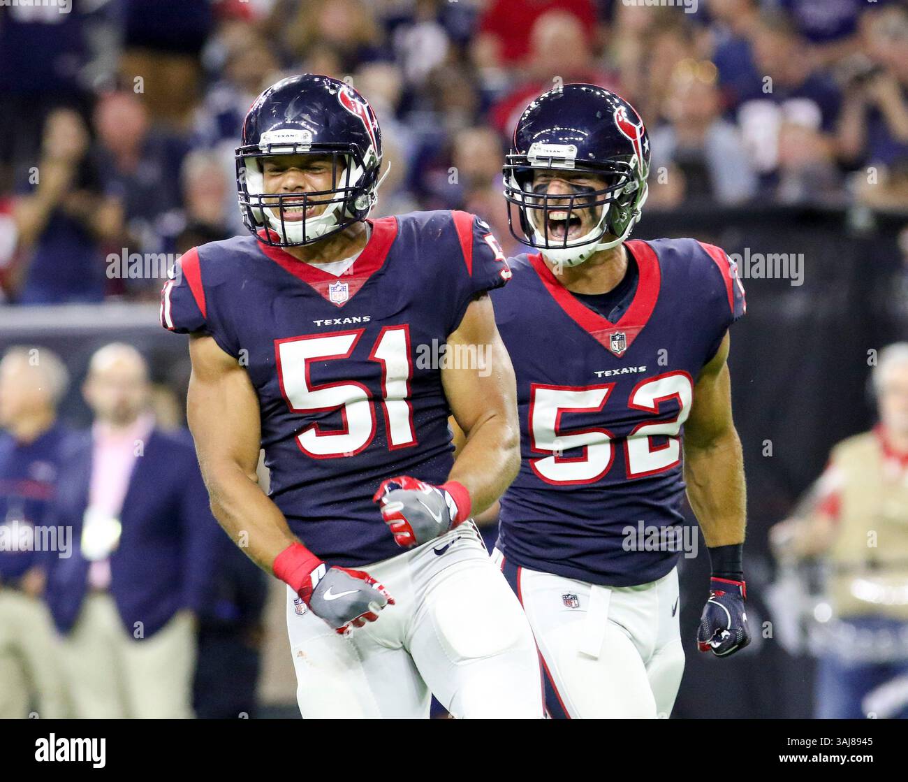 19 août 2017 : le linebacker Dylan Cole (51 ans) et le linebacker Brian Peters (52 ans) célèbrent après un troisième arrêt dans le deuxième quart-temps lors du match de pré-saison entre les Patriots de la Nouvelle-Angleterre et les Texans de Houston au NRG Stadium de Houston, Texas. John Glaser/CSM. (Image de crédit : &copy ; John Glaser/CSM via ZUMA Wire) Banque D'Images