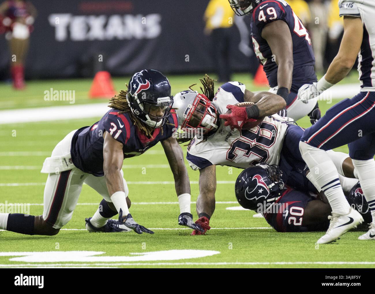 19 août 2017 - Houston, TX, États-Unis - Houston Texans Safety K.J. Dillon (20 ans), linebacker Dylan Cole (51 ans) et cornerback Treston Decoud (31 ans) font tomber les New England Patriots Running back Brandon Bolden (38 ans) lors de la deuxième moitié d'un match de pré-saison NFL entre les Houston Texans et les New England Patriots au NRG Stadium de Houston, Texas. (Crédit image : © Scott W. Coleman via ZUMA Wire) Banque D'Images