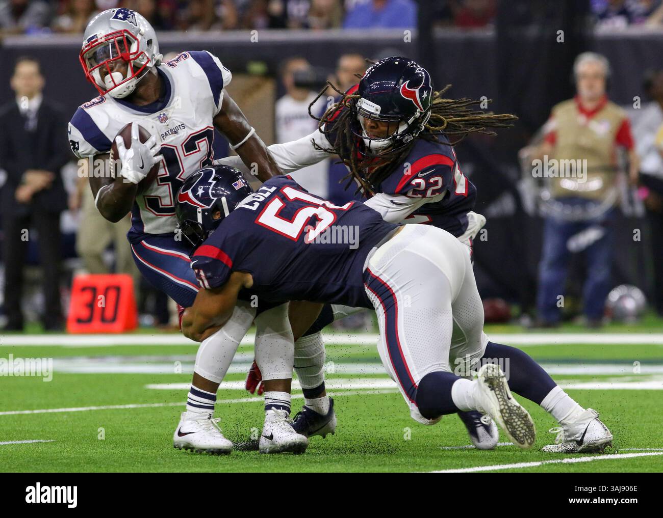 19 août 2017 : le Running back des Patriots de la Nouvelle-Angleterre Dion Lewis (33 ans) est arrêté par le linebacker des Texans de Houston Dylan Cole (51 ans) et le Safety Denzel Rice (22 ans) au deuxième quart-temps lors du match de pré-saison entre les Patriots de la Nouvelle-Angleterre et les Texans de Houston au NRG Stadium de Houston, Texas. John Glaser/CSM. (Image de crédit : &copy ; John Glaser/CSM via ZUMA Wire) Banque D'Images
