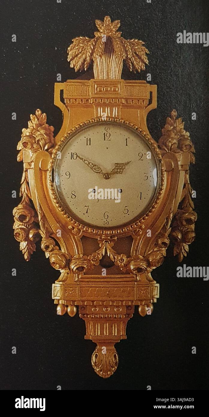 Une horloge à pendule de style gustavien faite par Peter Ernst. L'horloge présente un design élégant typique de l'époque gustavienne, combinant fonctionnalité et attrait esthétique. Banque D'Images