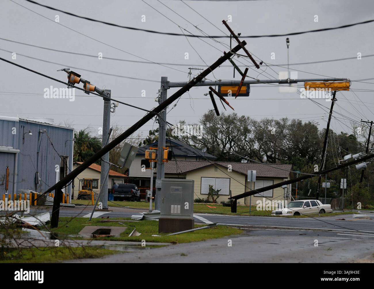 26 août 2017 - Rockport, Texas, États-Unis - des poteaux électriques abattus jonchent les rues de Rockport, Texas, à la suite de l'ouragan Harvey le samedi 26 août 2017. (Crédit image : © San Antonio Express-News via ZUMA Wire) Banque D'Images