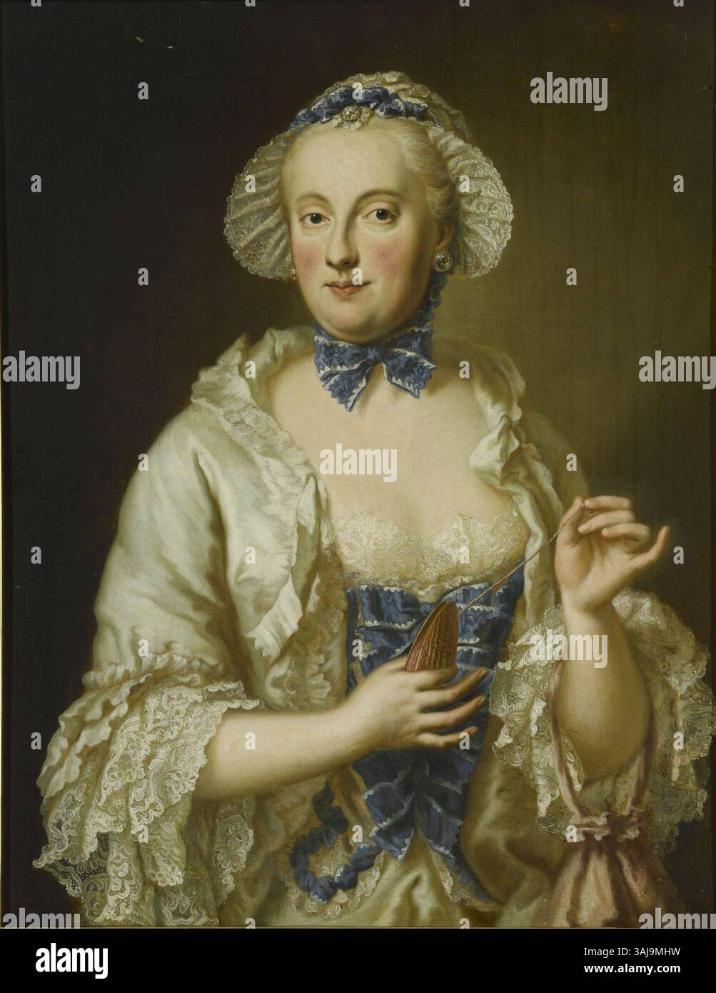 Ce portrait, peint par Georg DesmarÃ©es entre 1751 et 1776, représente Marie Anne Sophie de Saxe, électrice de Bavière. L’huile sur toile, installée dans le château de Versailles, met en valeur l’aristocratie française du XVIIIe siècle. Banque D'Images