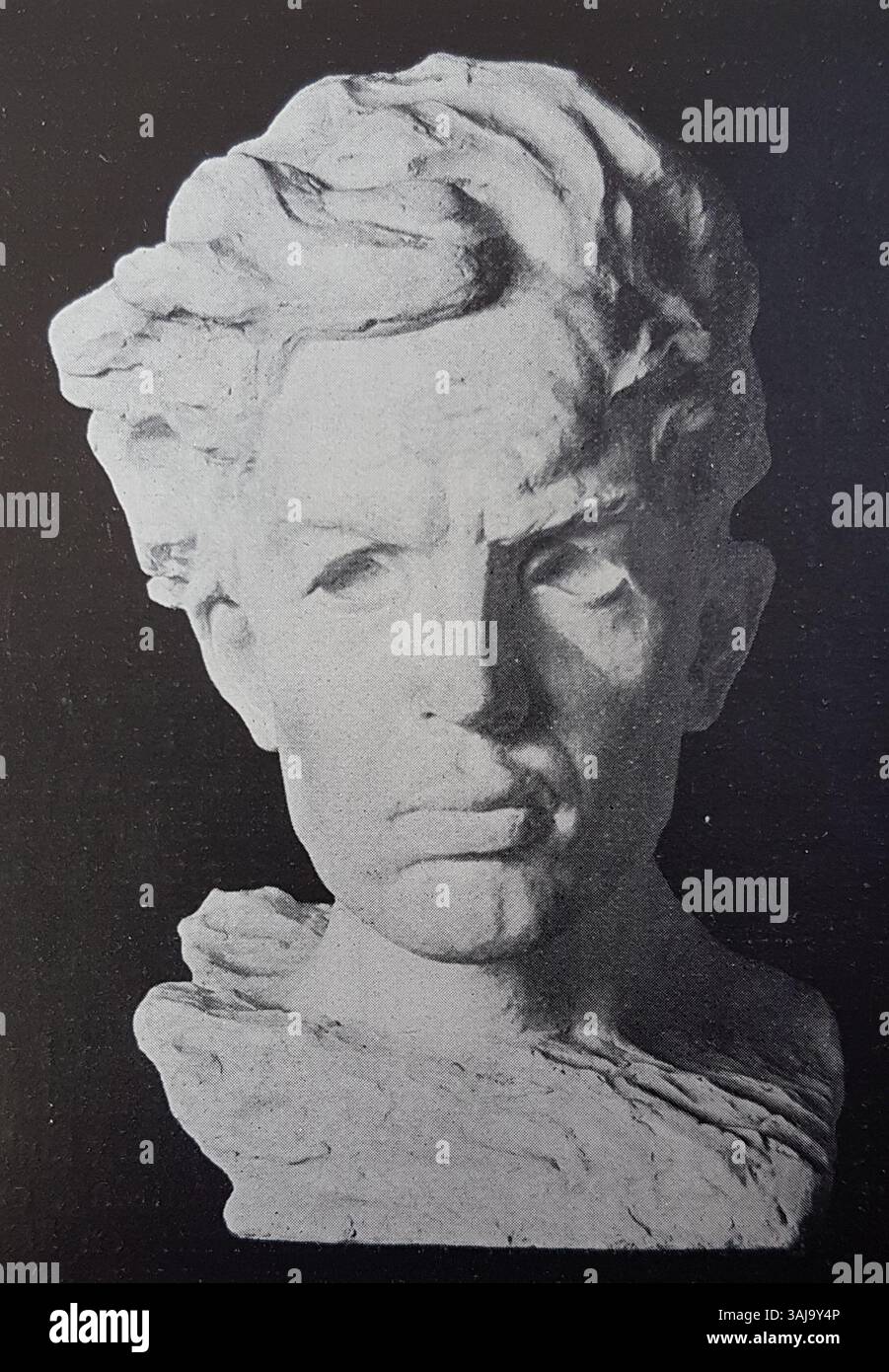 Un buste intitulé 'Motvind', créé en plâtre par Knut Jern, un artiste suédois connu pour ses sculptures et bustes. L'œuvre reflète son style distinctif en dépeignant des formes humaines avec une forte expression émotionnelle. Banque D'Images