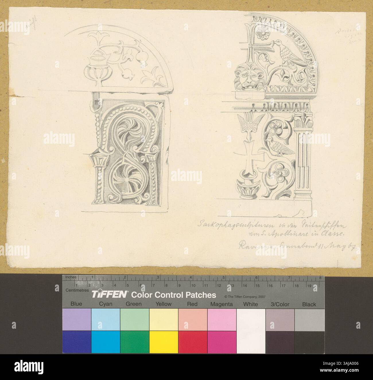 Cette image représente les sculptures de sarcophage dans les bas-côtés de la basilique de Sant'Apollinare in classe, Ravenne, soulignant les dessins complexes et l'importance historique. Banque D'Images