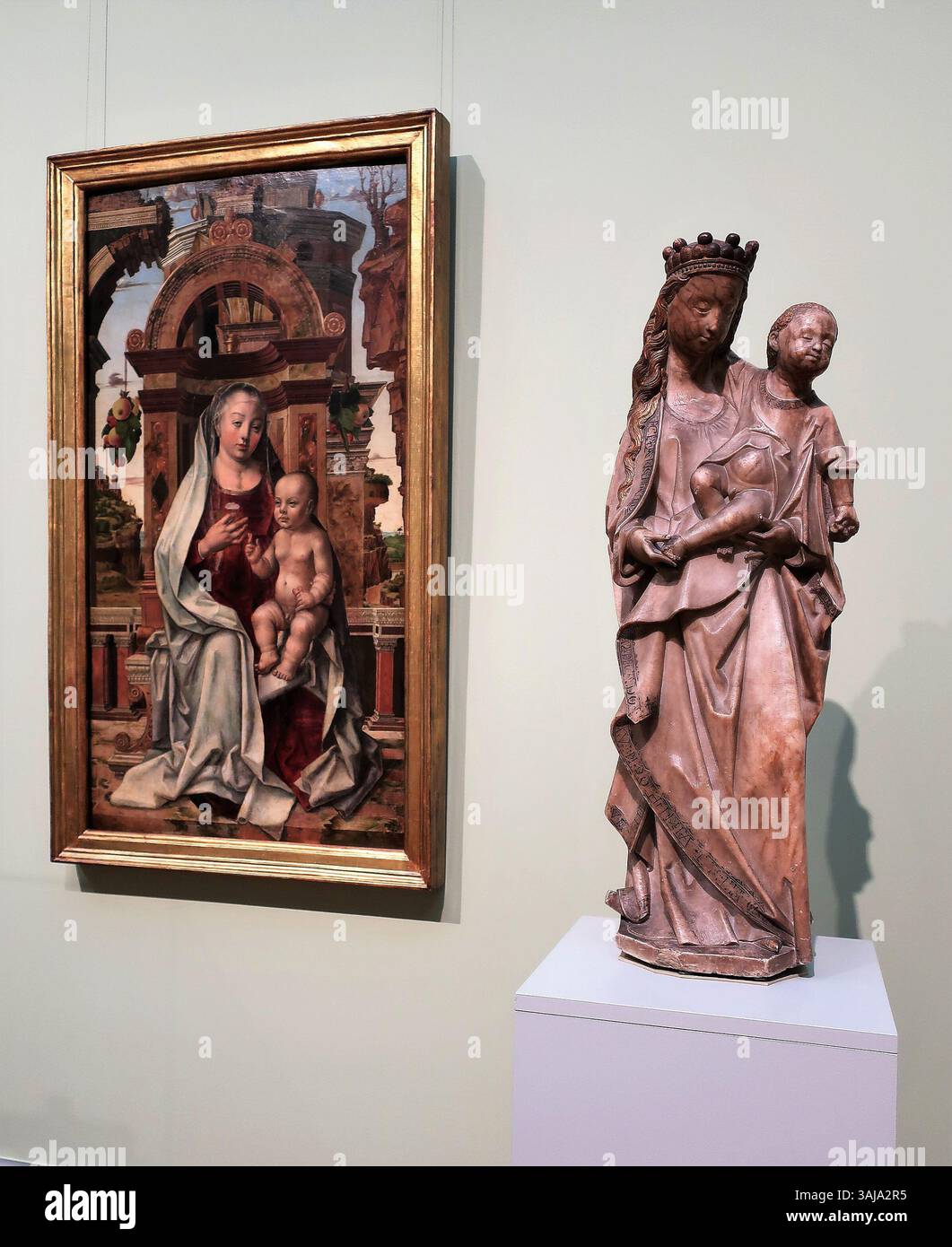La statue 'Maria avec l'enfant Jésus' de Gil de Silóé (vers 1490), et la peinture 'Throning Madonna avec l'enfant' de Pedro Berruguete (vers 1475). Ces œuvres sont exposées au Musée Bode, Berlin. Banque D'Images