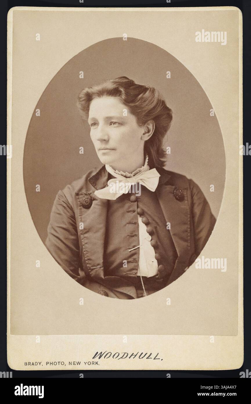 Imprimé argenté par Mathew Brady vers 1870, ce portrait ovale représente Victoria Claflin Woodhull, militante pionnière des droits des femmes et première candidate à la présidence aux États-Unis. La photographie est montée sur une carte de cabinet et fait partie de l'exposition Smithsonian 'votes for Women : a Portrait of Persistence'. Banque D'Images