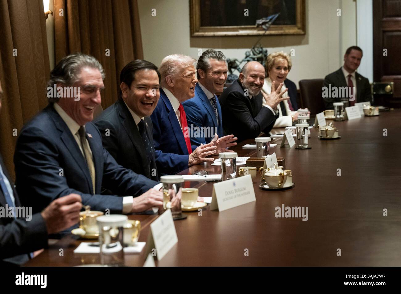 Washington, États-Unis. 10 avril 2025. U. Le président Donald Trump, au centre, prend la parole lors d’une réunion du cabinet à la salle du cabinet de la Maison Blanche, le 10 avril 2025 à Washington, DC la réunion intervient un jour après que Trump a suspendu ses tarifs réciproques mondiaux. Crédit : Molly Roberts/White House photo/Alamy Live News Banque D'Images