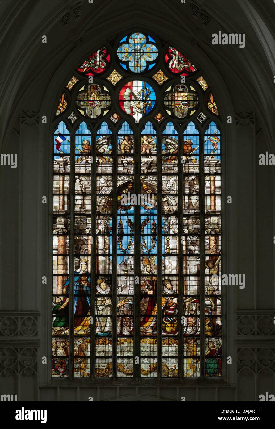 Le vitrail du XVIIe siècle de Cornelis Cussers représente les archiducs Albert et Isabelle adorant la Croix, mettant en valeur l’art religieux baroque et la prééminence des figures royales dans la dévotion religieuse. Banque D'Images