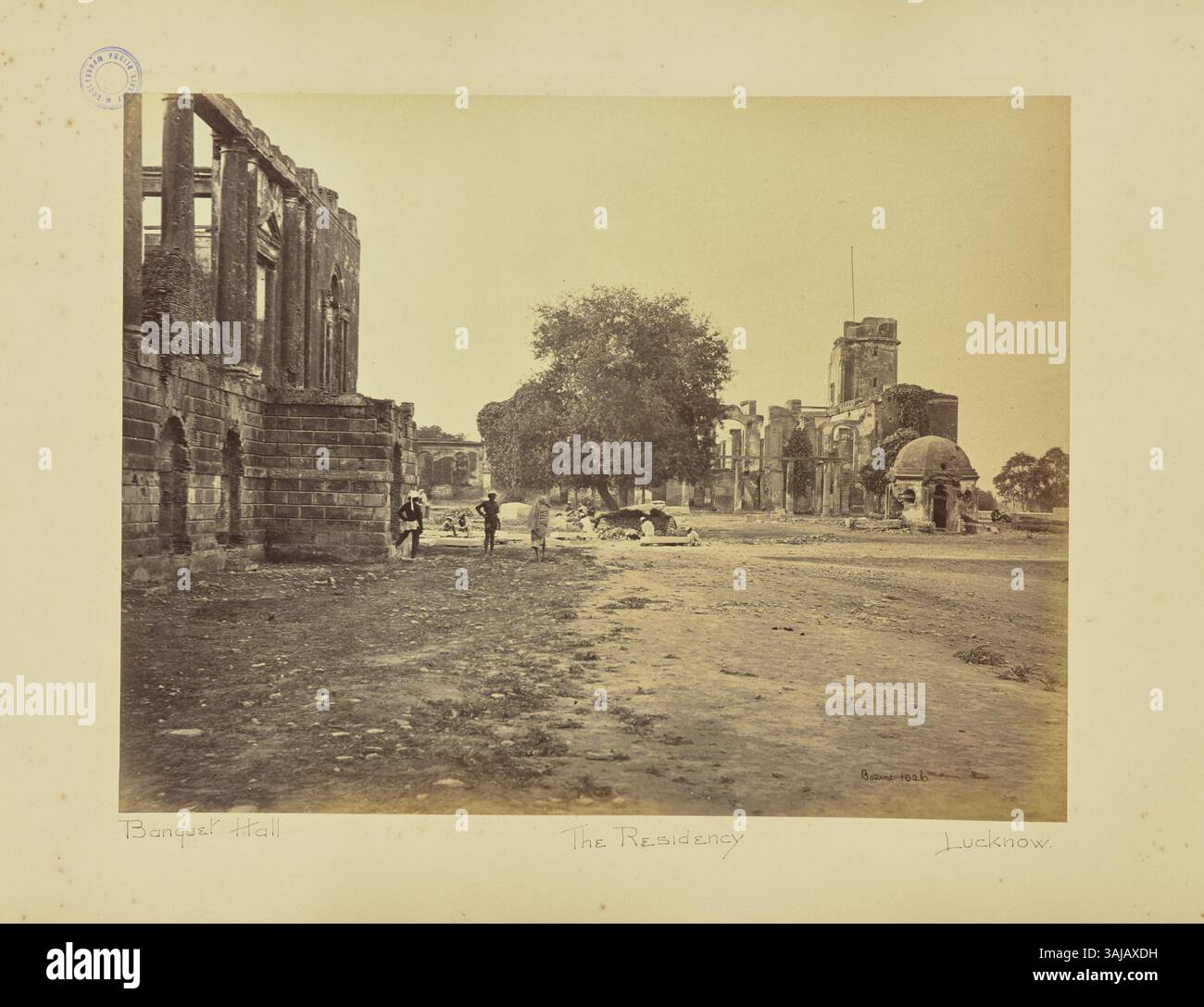 Cette photographie, prise entre 1863 et 1887 par Samuel Bourne, représente la maison du résident de Lucknow du côté est, avec une vue du côté nord de la salle de banquet. L'image est un exemple significatif de la photographie de l'époque coloniale en Inde. Banque D'Images