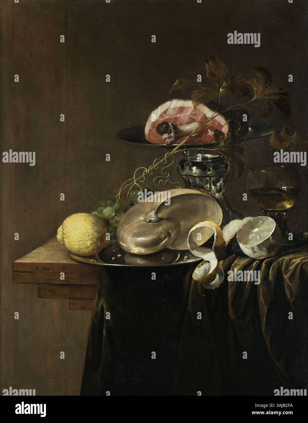 Cette nature morte de Jasper Geerards, peinte entre 1646 et 1654, présente une coquille de nautilus, des citrons et du jambon disposés dans une tazza. La pièce met en valeur son habileté à capturer la texture et la lumière dans les peintures de natures mortes. Banque D'Images