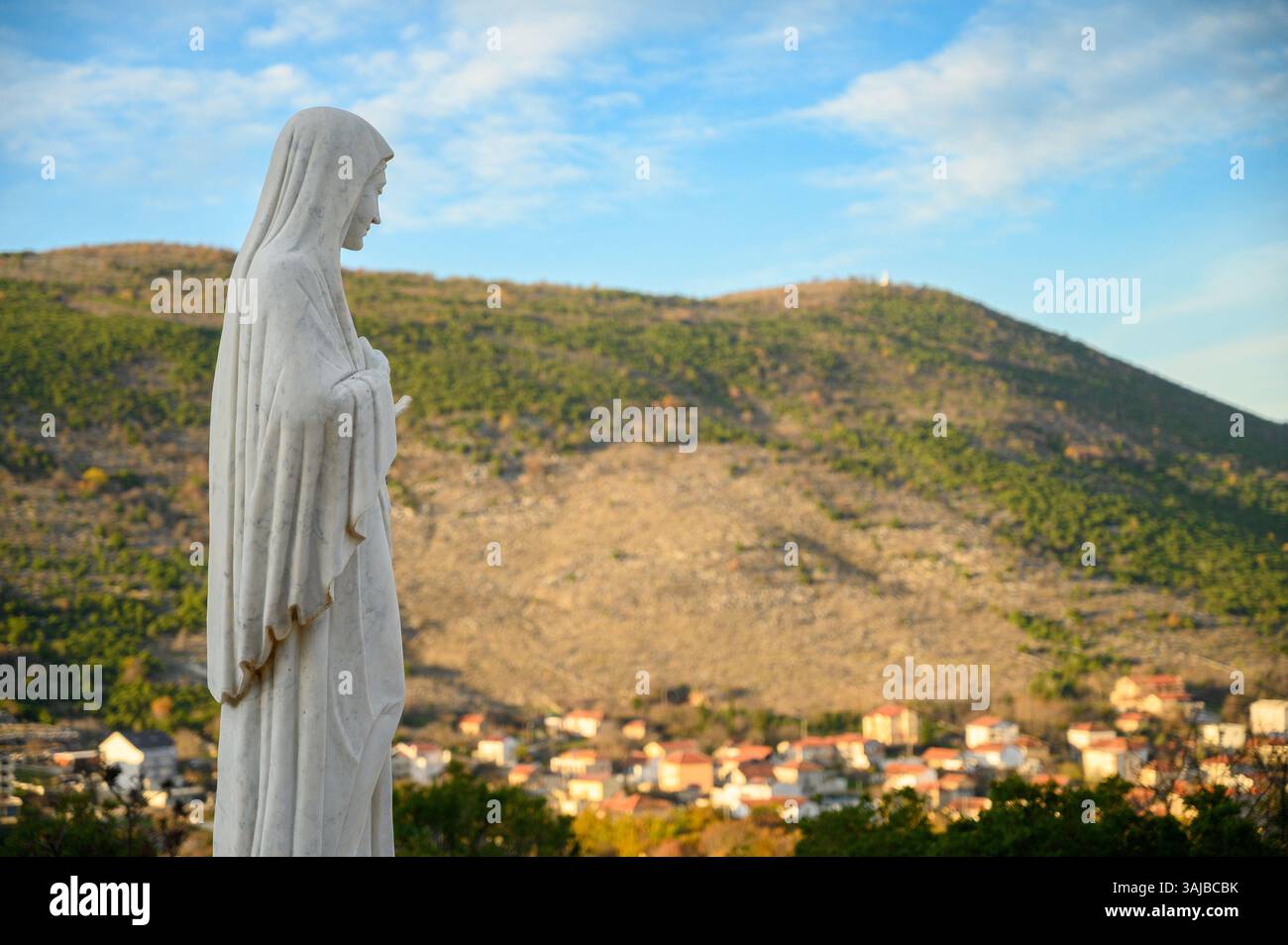 Statue de la Sainte Vierge Marie sur le mont Podbrdo, colline d'Appartion surplombant le village de Medjugorje en Bosnie-Herzégovine. Banque D'Images