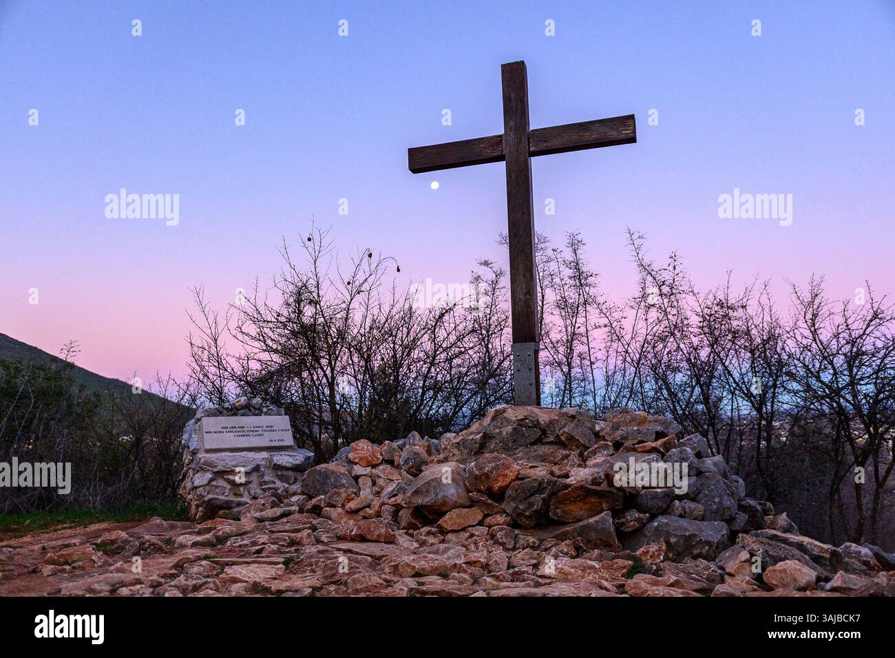 'Paix, paix, paix...' – L'endroit sur le mont Podbrdo à Medjugorje où, le troisième jour des apparitions, la Vierge Marie a parlé de paix. Banque D'Images