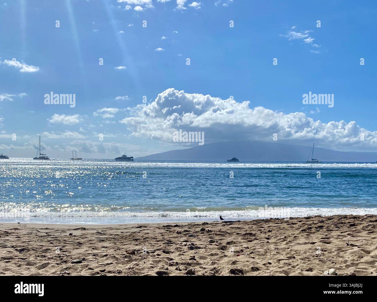 Sunny Ocean View avec bateaux près de Island Horizon - Image de stock capturée avec un smartphone
