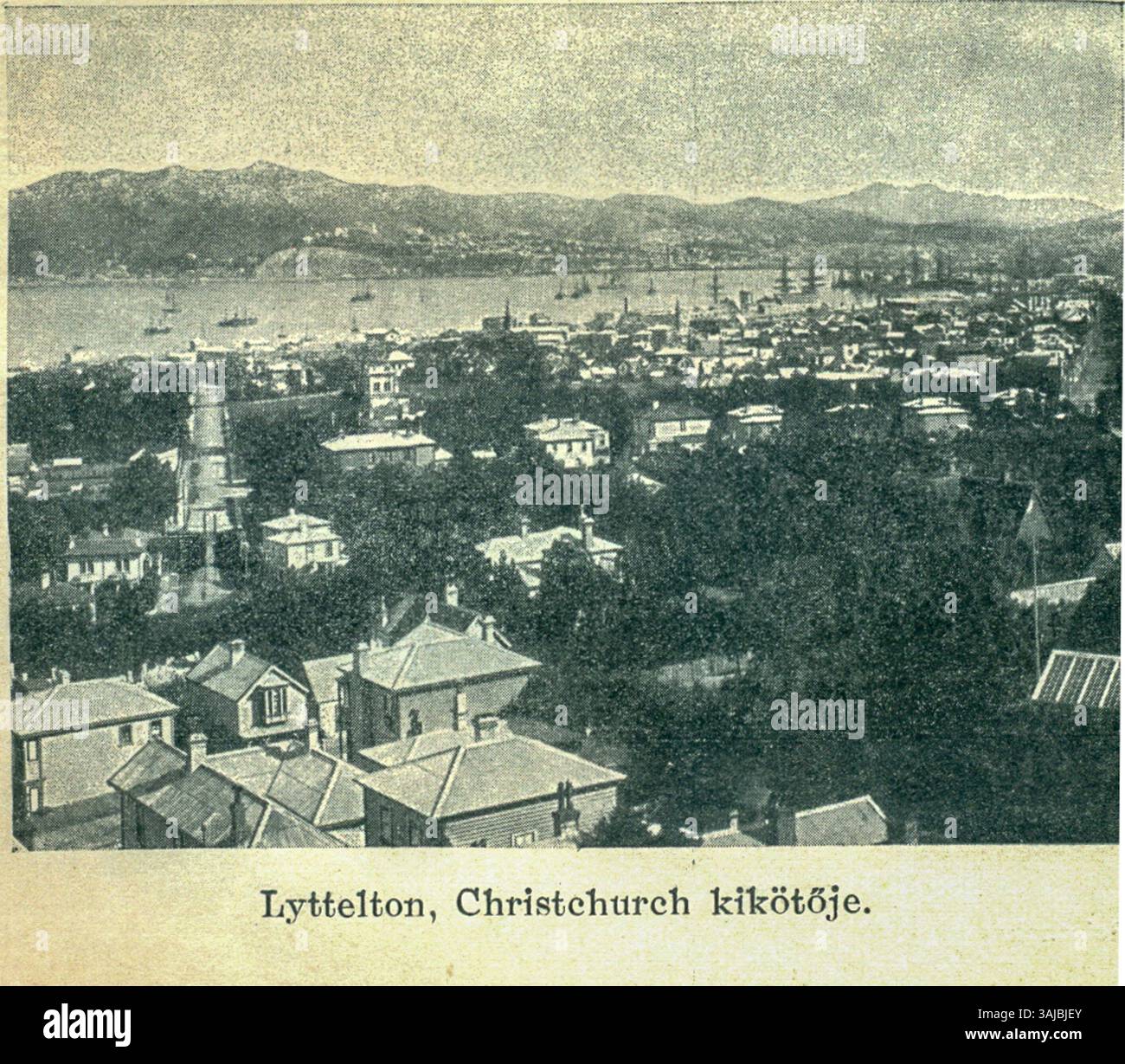 Cette photographie des années 1880 réalisée par Andreas Reischek capture les paysages de Lyttelton, en Nouvelle-Zélande. Il offre un aperçu du paysage du pays à la fin du XIXe siècle, montrant l'environnement naturel et l'architecture de l'époque. Banque D'Images