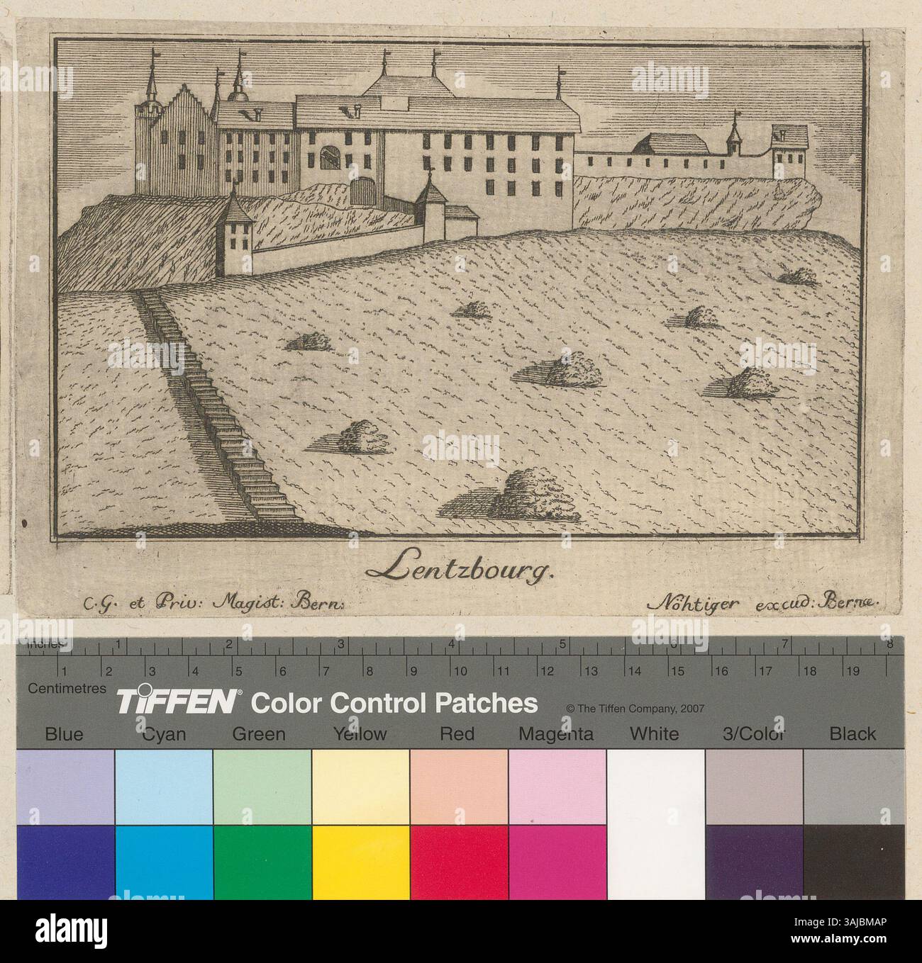 Cette gravure, réalisée entre 1741 et 1743, présente une vue sur Lentzbourg, un lieu suisse. Il a été publié par Johann Ludwig Nöthiger, avec des droits exclusifs accordés par le conseil bernois. Le tirage, mesurant 13,4 x 20,3 cm, fait partie d'une série représentant des châteaux suisses. Banque D'Images