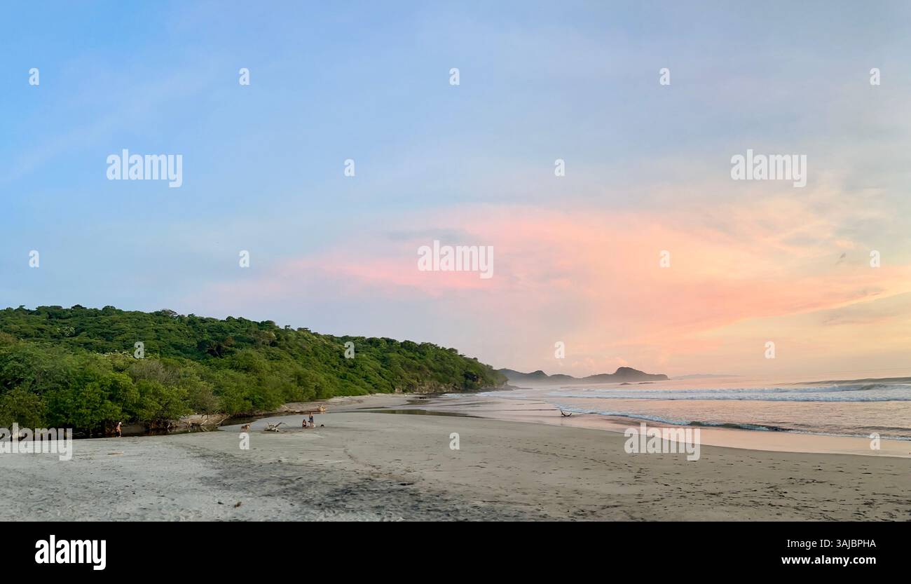 Coucher de soleil tranquille sur une plage tropicale isolée - Image de stock capturée avec un smartphone