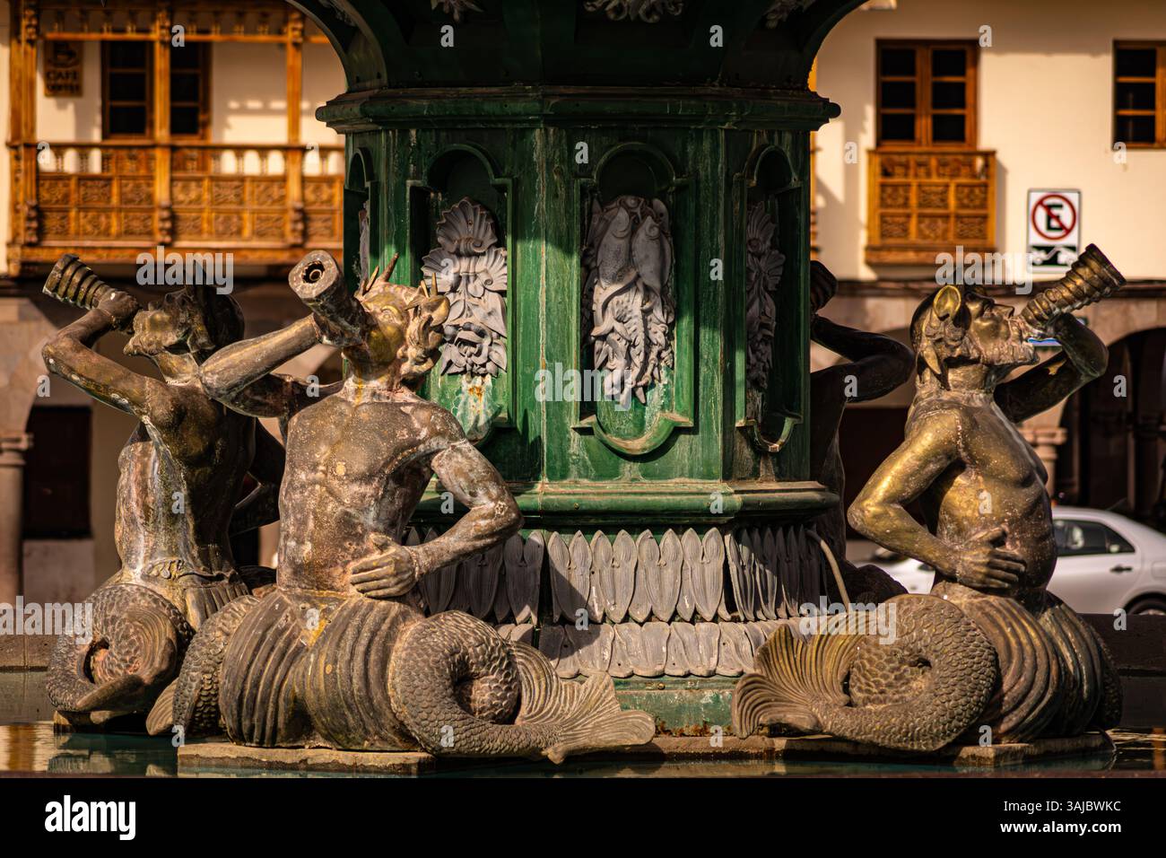 Détail de la fontaine Plaza de Armas à Cusco, Pérou, avec des êtres mythologiques. Banque D'Images