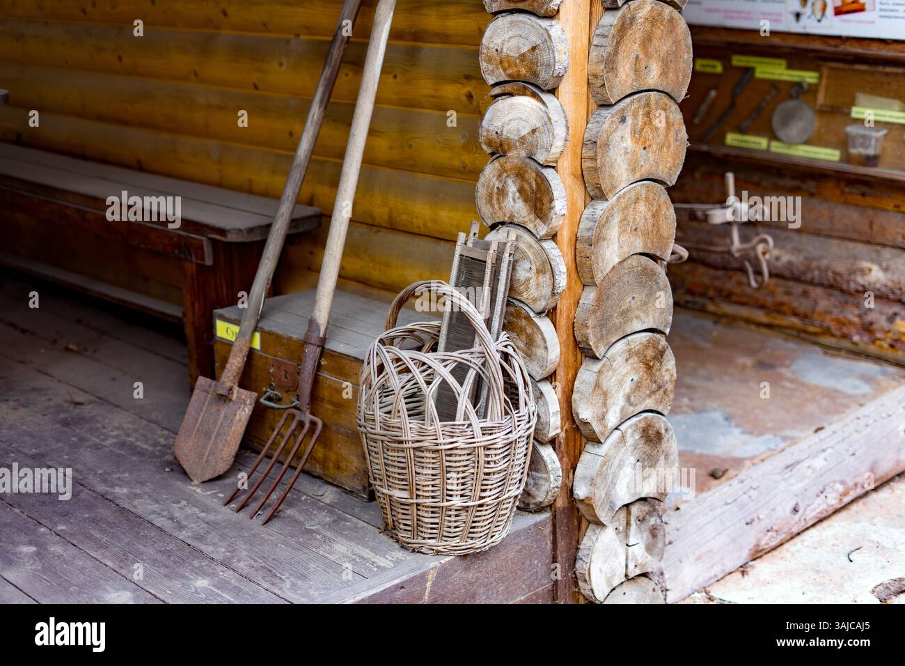 Outils de village et panier dans un cadre en bois Banque D'Images
