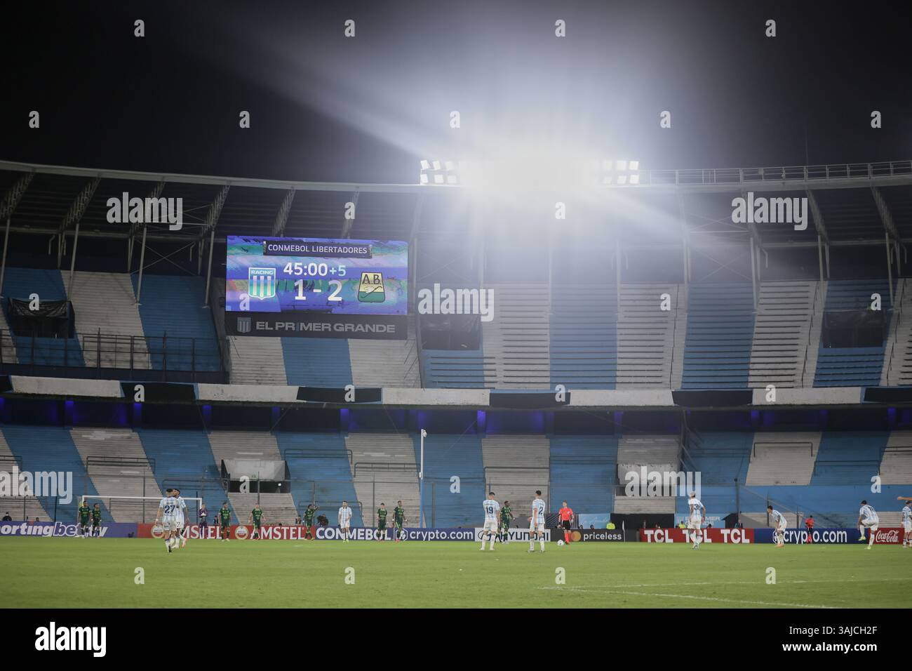 Buenos Aires, Argentine – 10 avril 2025 : Racing Club a subi une défaite de 0-2 contre l'Atlético Bucaramanga, de Colombie, lors d'un match en phase de groupes de la Copa Libertadores à l'Estadio Presidente Perón. La partie Argentine a été incapable de percer la défense colombienne, tandis que les visiteurs ont capitalisé sur leurs chances d'obtenir une victoire historique à l'extérieur. (Crédit : UNAR AGENCY) Banque D'Images