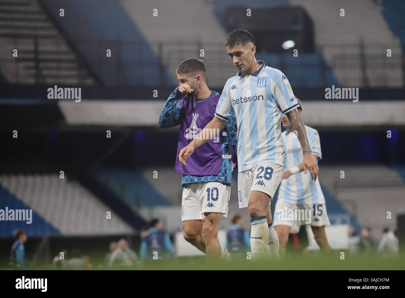 Avellaneda, Argentine – 10 avril 2025 : Racing Club a subi une défaite de 0-2 contre l'Atlético Bucaramanga, de Colombie, lors d'un match en phase de groupes de la Copa Libertadores à l'Estadio Presidente Perón. La partie Argentine a été incapable de percer la défense colombienne, tandis que les visiteurs ont capitalisé sur leurs chances d'obtenir une victoire historique à l'extérieur. (Crédit : UNAR AGENCY) Banque D'Images