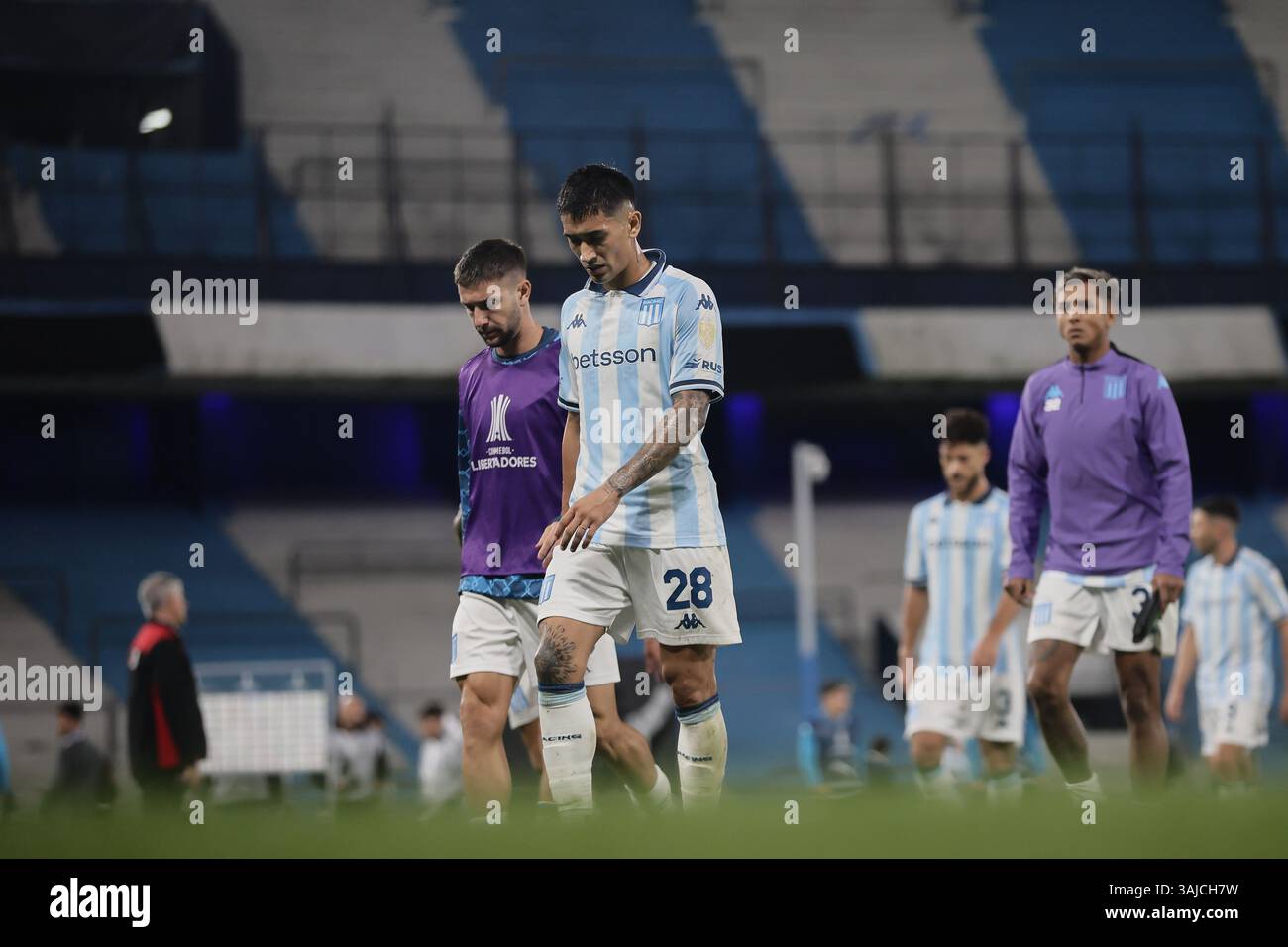 Avellaneda, Argentine – 10 avril 2025 : Racing Club a subi une défaite de 0-2 contre l'Atlético Bucaramanga, de Colombie, lors d'un match en phase de groupes de la Copa Libertadores à l'Estadio Presidente Perón. La partie Argentine a été incapable de percer la défense colombienne, tandis que les visiteurs ont capitalisé sur leurs chances d'obtenir une victoire historique à l'extérieur. (Crédit : UNAR AGENCY) Banque D'Images