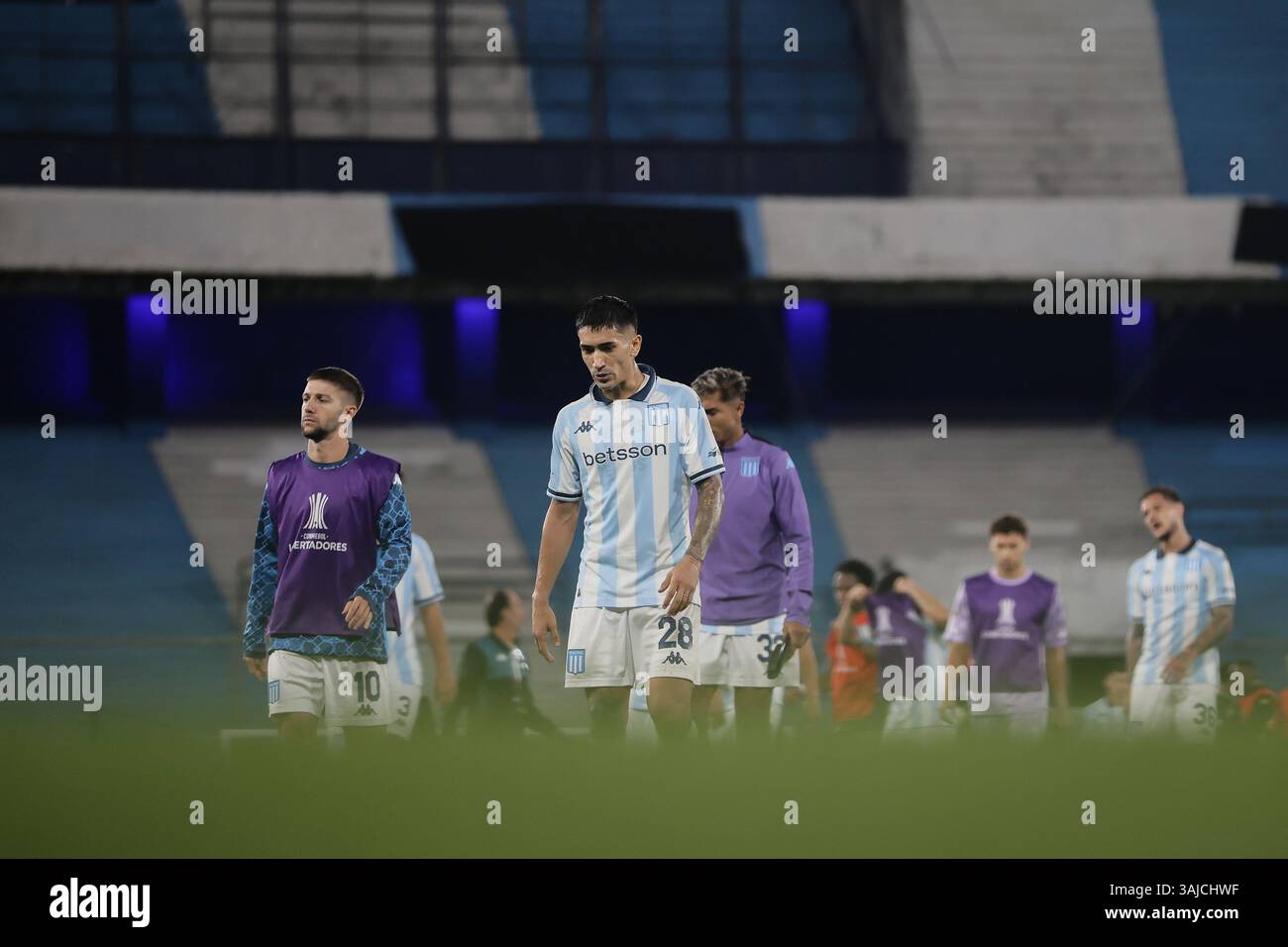Avellaneda, Argentine – 10 avril 2025 : Racing Club a subi une défaite de 0-2 contre l'Atlético Bucaramanga, de Colombie, lors d'un match en phase de groupes de la Copa Libertadores à l'Estadio Presidente Perón. La partie Argentine a été incapable de percer la défense colombienne, tandis que les visiteurs ont capitalisé sur leurs chances d'obtenir une victoire historique à l'extérieur. (Crédit : UNAR AGENCY) Banque D'Images