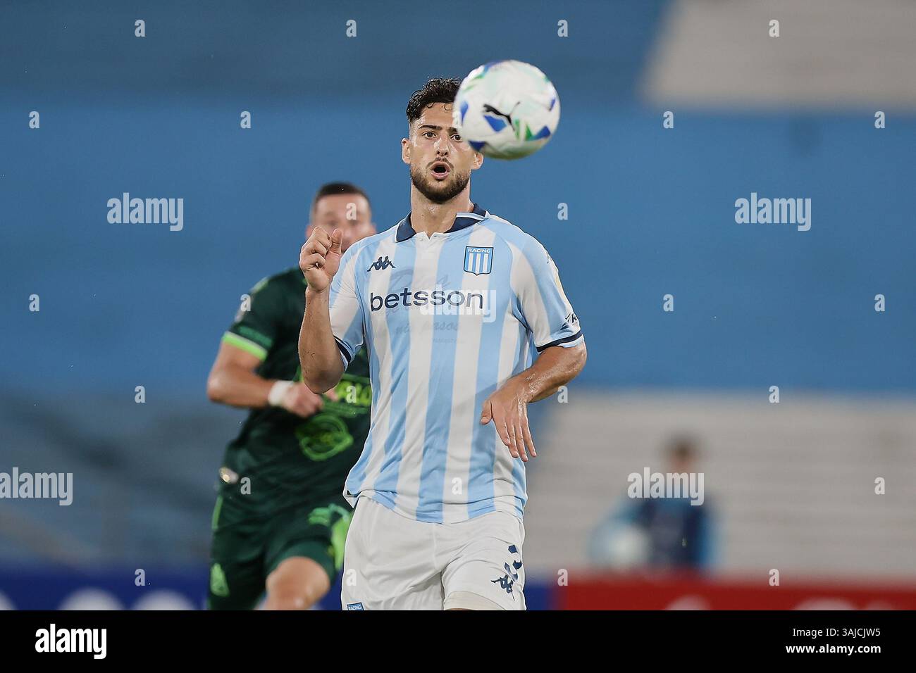 Avellaneda, Argentine – 10 avril 2025 : Racing Club a subi une défaite de 0-2 contre l'Atlético Bucaramanga, de Colombie, lors d'un match en phase de groupes de la Copa Libertadores à l'Estadio Presidente Perón. La partie Argentine a été incapable de percer la défense colombienne, tandis que les visiteurs ont capitalisé sur leurs chances d'obtenir une victoire historique à l'extérieur. (Crédit : UNAR AGENCY) Banque D'Images
